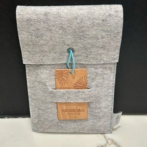 HAWAIIAN AIRLINES Gray Pouch with Wooden Tag 🌺🌺
